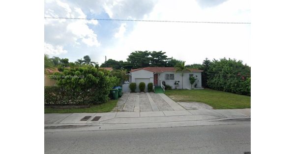 Detached,One Story, Single Family Residence - Miami, FL - 1881 SW 37th Ave, 33145 Miami - 4 beds house for sale