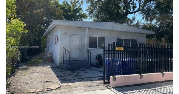 Duplex - Miami, FL - 2 beds house for sale