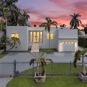 Great Home with Dock in Miami, FL - 1090 NE 84th St, Miami, FL 33138, USA, 33160 Miami - 4 beds house for sale