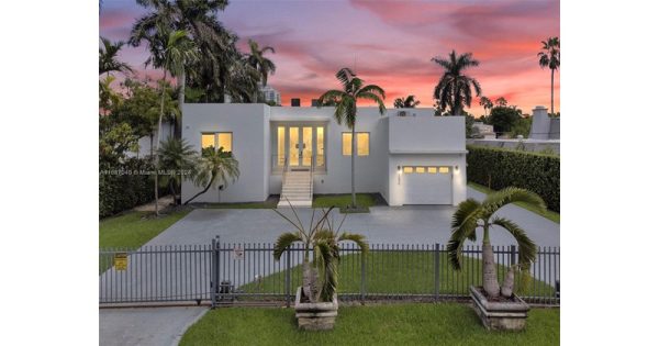 Great Home with Dock in Miami, FL - 1090 NE 84th St, Miami, FL 33138, USA, 33160 Miami - 4 beds house for sale