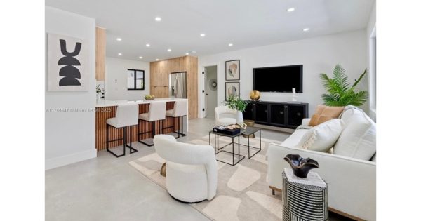 Detached,One Story, Single Family Residence - Miami, FL - 3574 NW 12th St, 33125 Miami - 4 beds house for sale