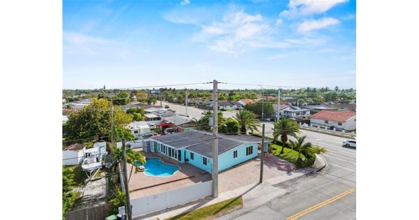 Detached,One Story, Single Family Residence - Miami, FL - 2801 SW 107th Ave, 33165 Miami - 3 beds house for sale