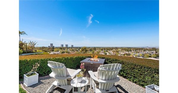 Single Family Residence - Newport Beach, CA - 2023 Yacht Defender, 92660 Newport Beach - 4 beds house for sale
