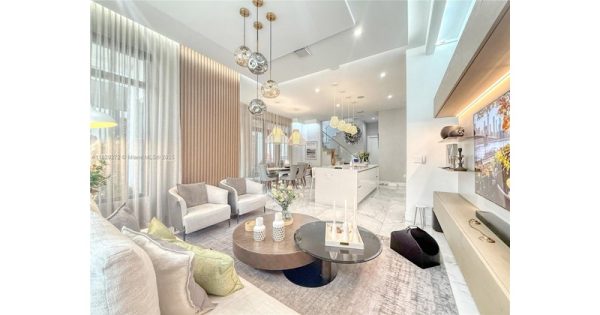 4761 Nw NW 85 Ave, 33166 Doral - 4 beds house for sale