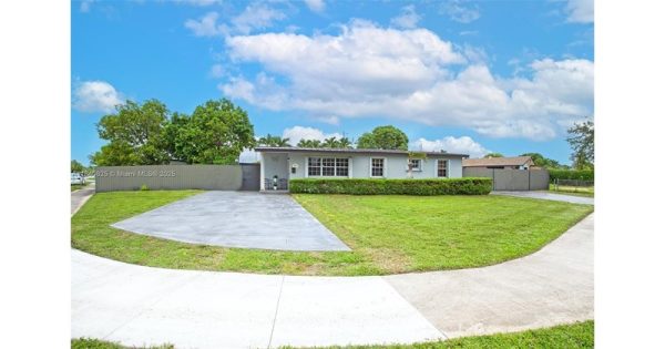 Detached,One Story, Single Family Residence - Miami, FL - 5001 SW 113th Ct, 33165 Miami - 5 beds house for sale